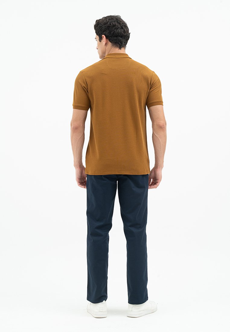 Jack Nicklaus Alto Polo Shirt Pria Regular Fit Monk's Brown - Image 6