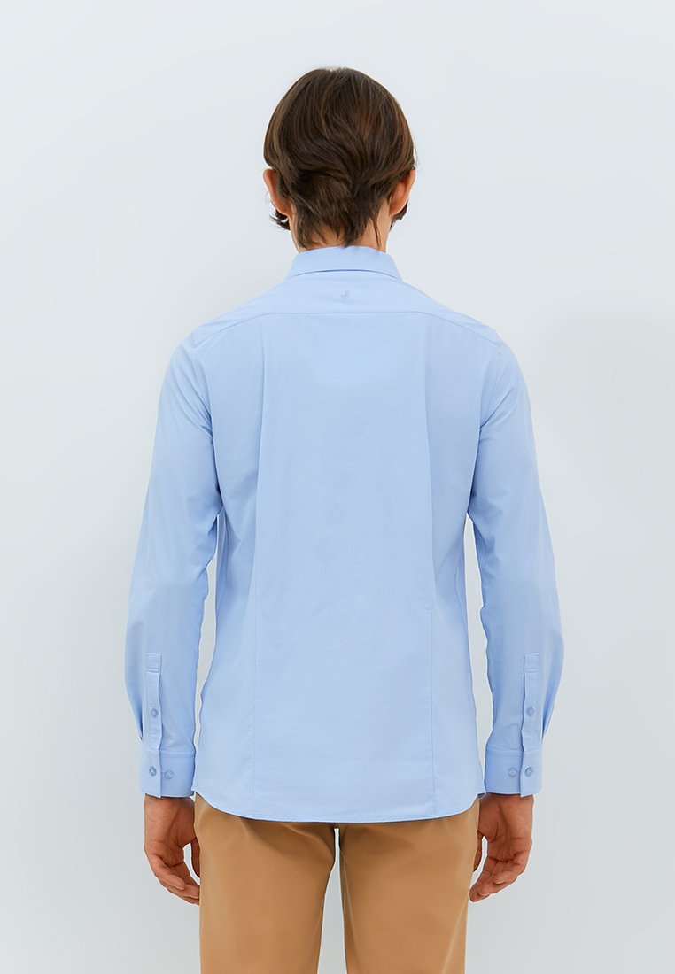 Jobb Beverly Kemeja Pria Lengan Panjang Slim Fit Light Blue - Image 3
