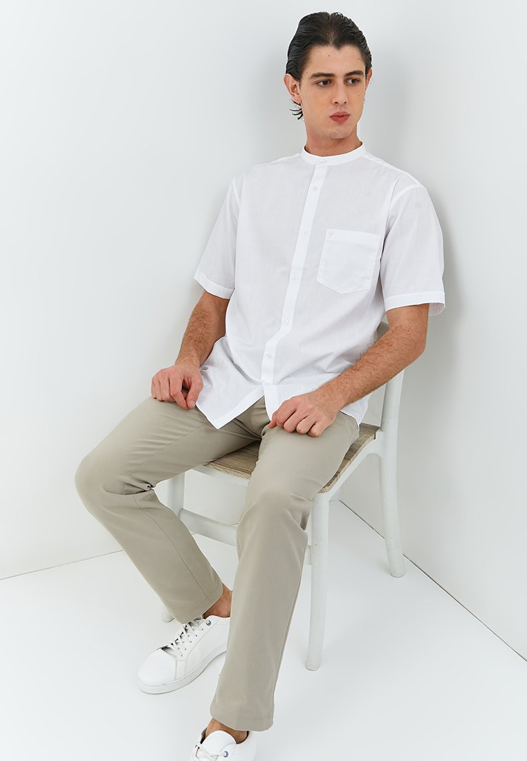 Jobb Hanif Baju Koko Pria Lengan Pendek Regular Fit Putih - Image 3