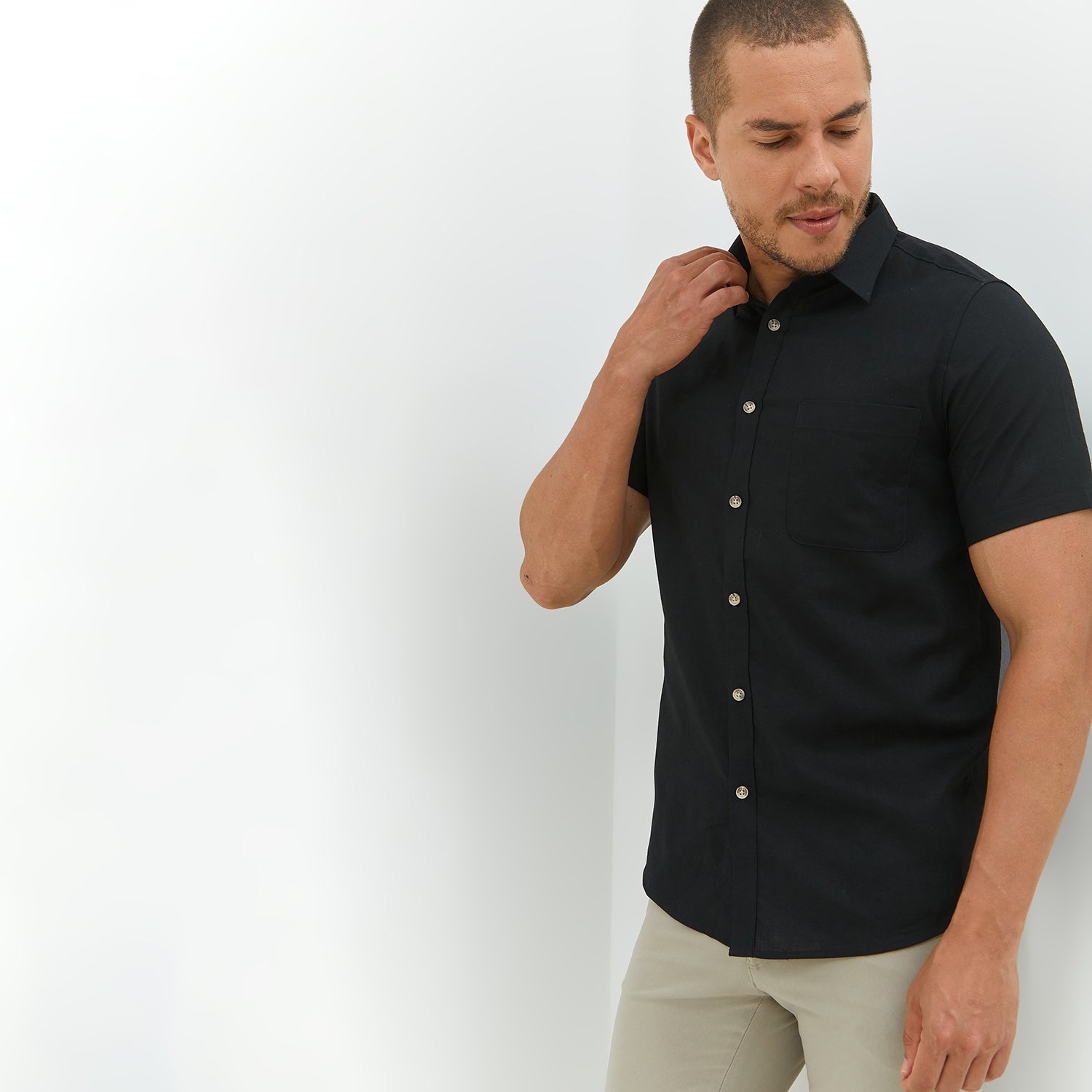 Jobb Fulton Kemeja Pria Lengan Pendek Slim Fit Hitam - Image 5