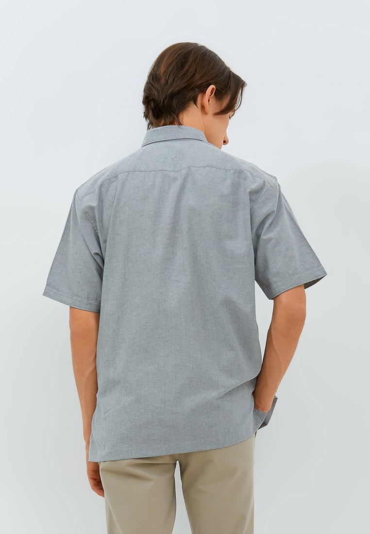 Jobb Ontario Kemeja Pria Lengan Pendek Regular Fit Hitam - Image 6