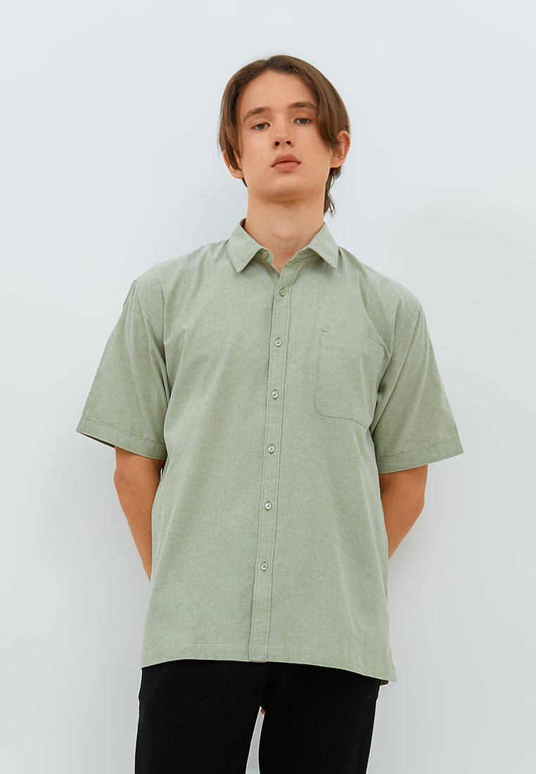Jobb Ontario Kemeja Pria Lengan Pendek Regular Fit Olive