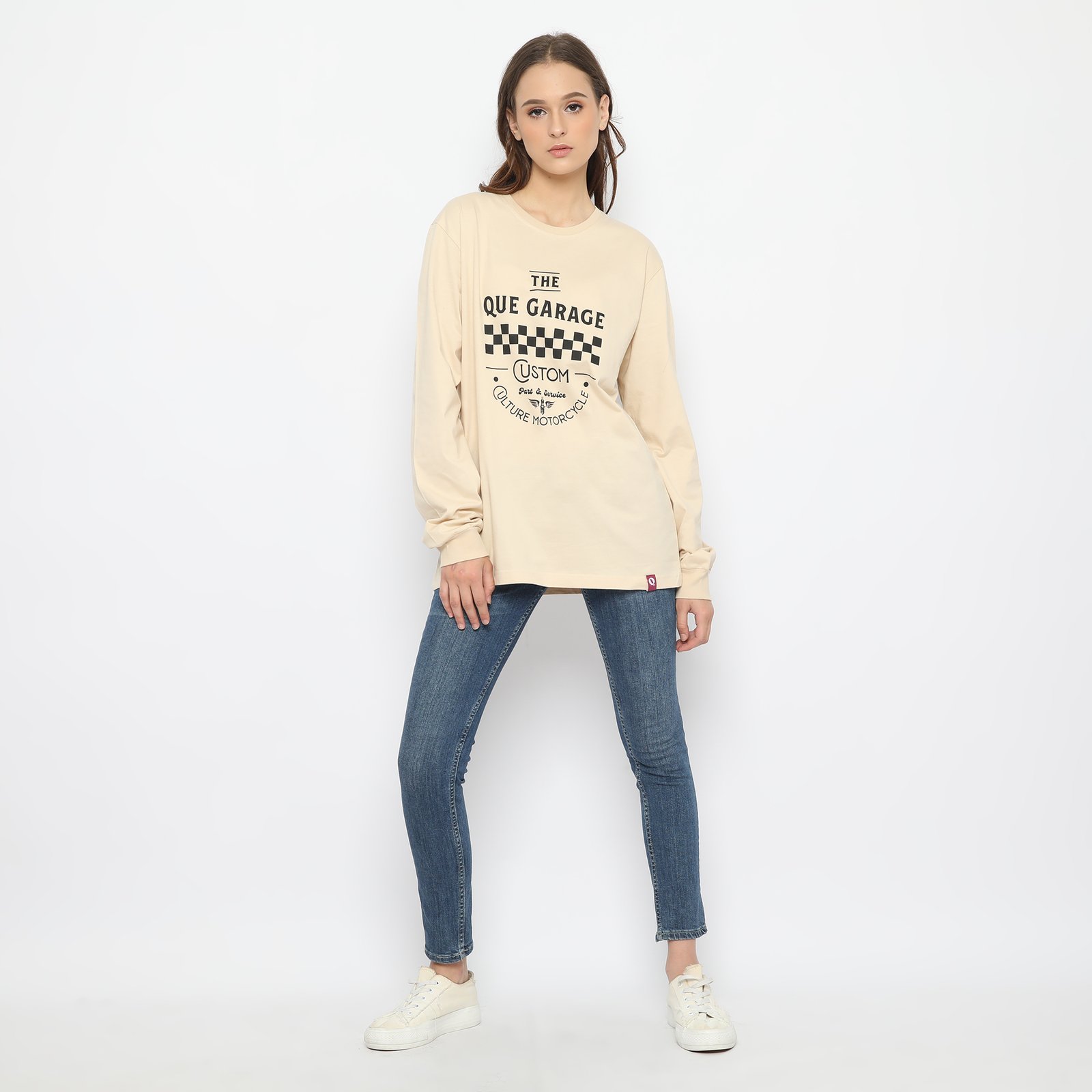QUE kaos pria unisex lengan panjang the que garage part & service - cream - Image 4