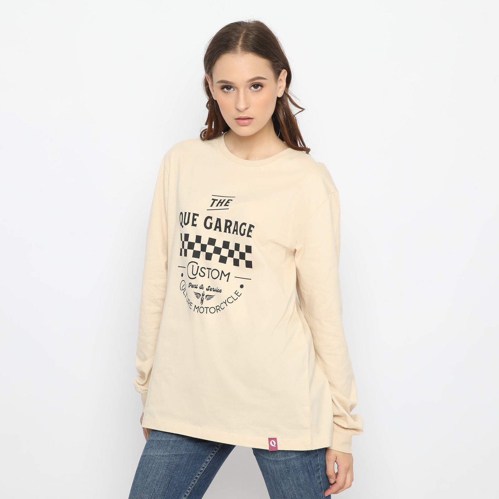 QUE kaos pria unisex lengan panjang the que garage part & service - cream - Image 5