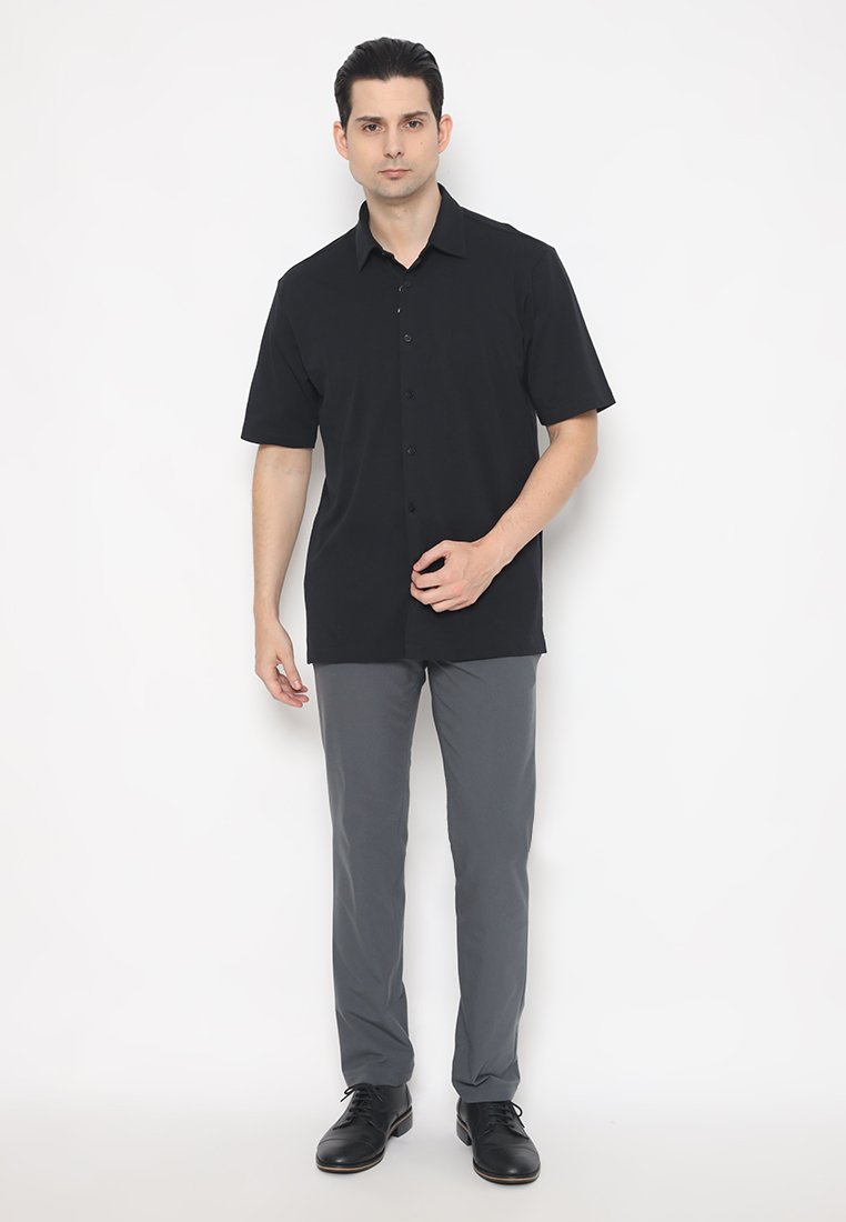 Jobb Swinton Kemeja Pria Lengan Pendek Regular Fit Hitam - Image 4