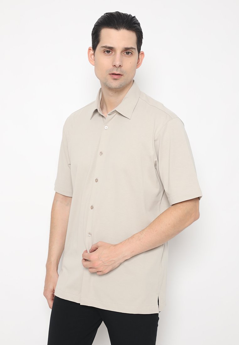Jobb Swinton Kemeja Pria Lengan Pendek Regular Fit Beige - Image 2