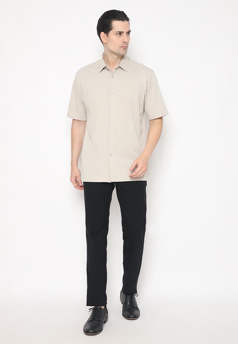 Jobb Swinton Kemeja Pria Lengan Pendek Regular Fit Beige - Image 4