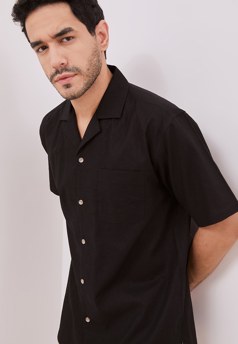 Jobb Wisco Kemeja Pria Lengan Pendek Regular Fit Hitam